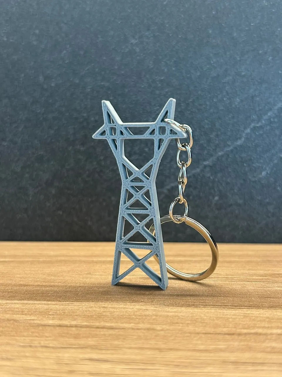 Chaveiro em forma de torre de transmissão