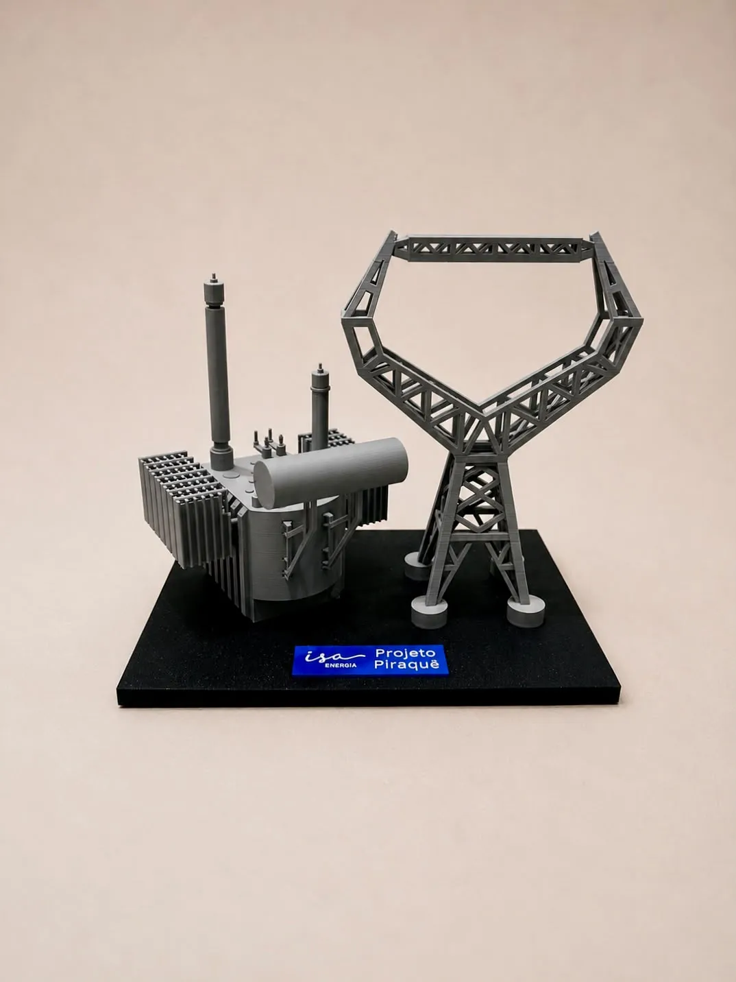 Réplicas de torre e autotransformador juntas sobre uma base preta personalizada