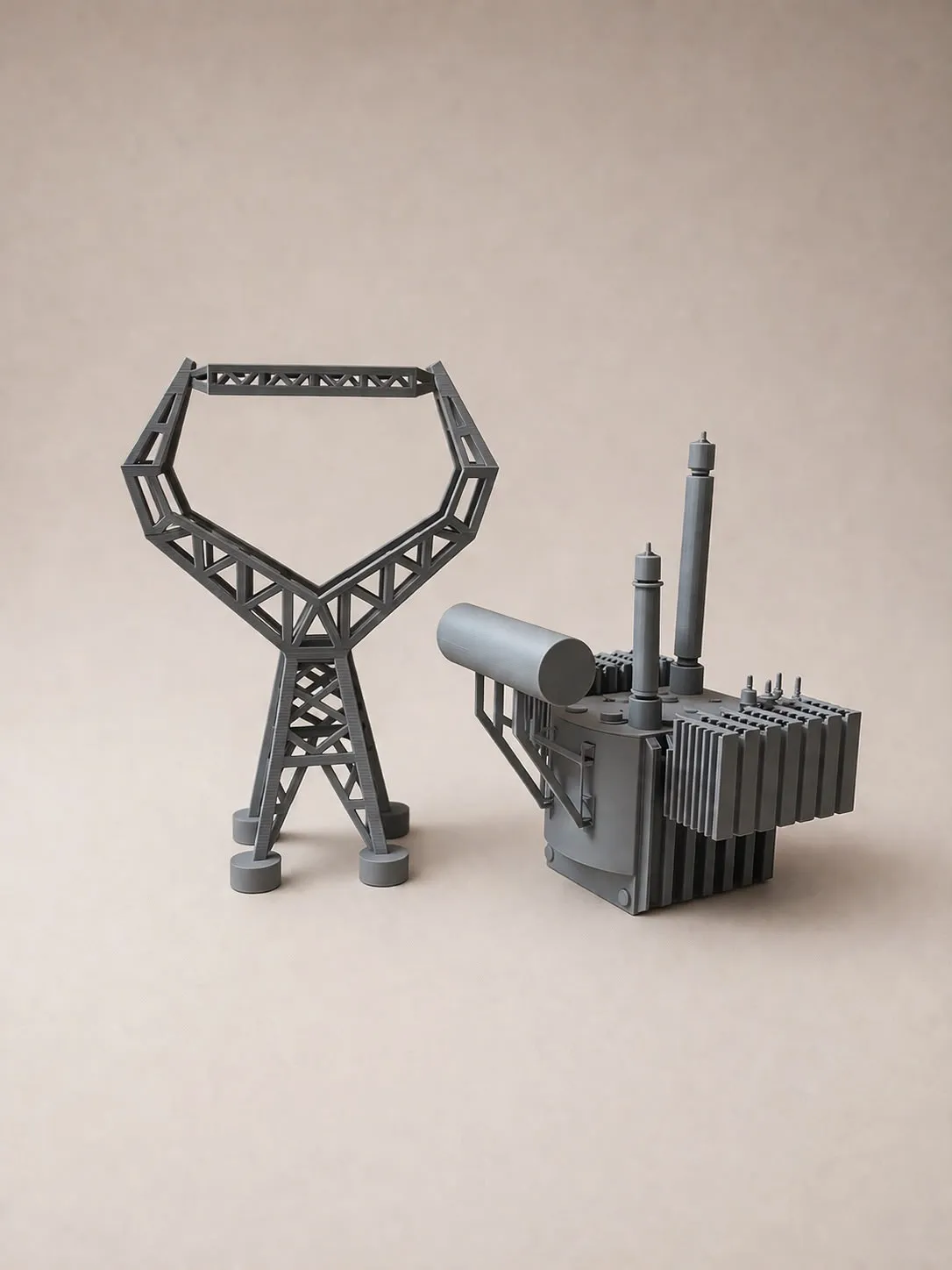Réplicas em miniatura de uma torre de transmissão tipo cálice e de um autotransformador