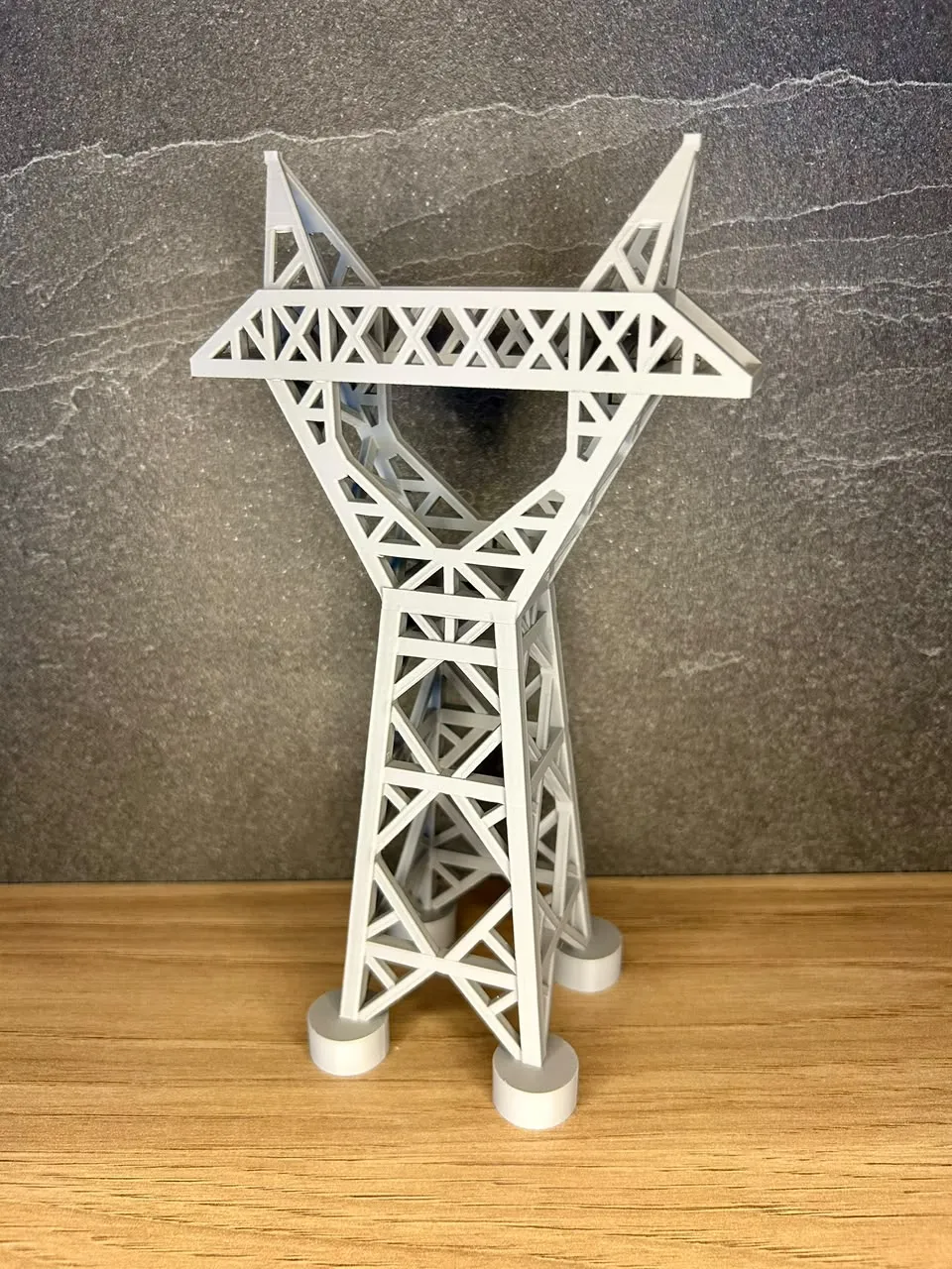 Réplica de torre de transmissão com treliça completa